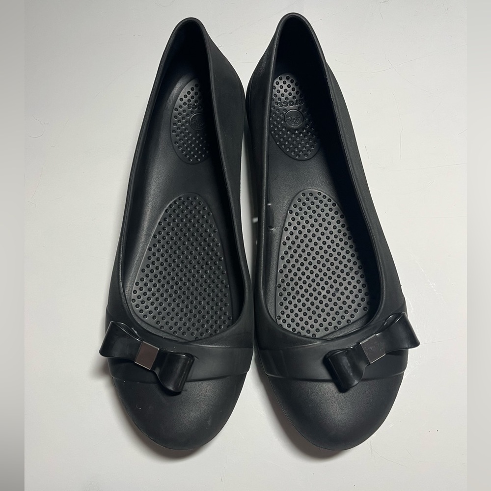 Crocs size 8 flats with cute bow detail - like new